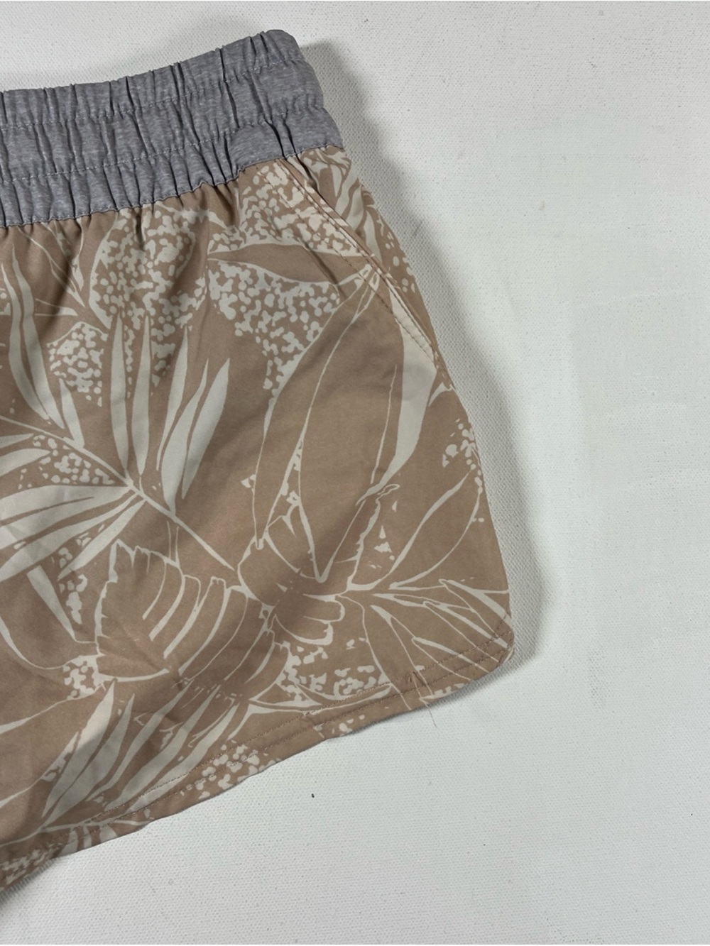 Vuori Women’s Clementine Shorts Lined Breathable Run Gym Floral Print Size S NWT - Picture 8 of 11